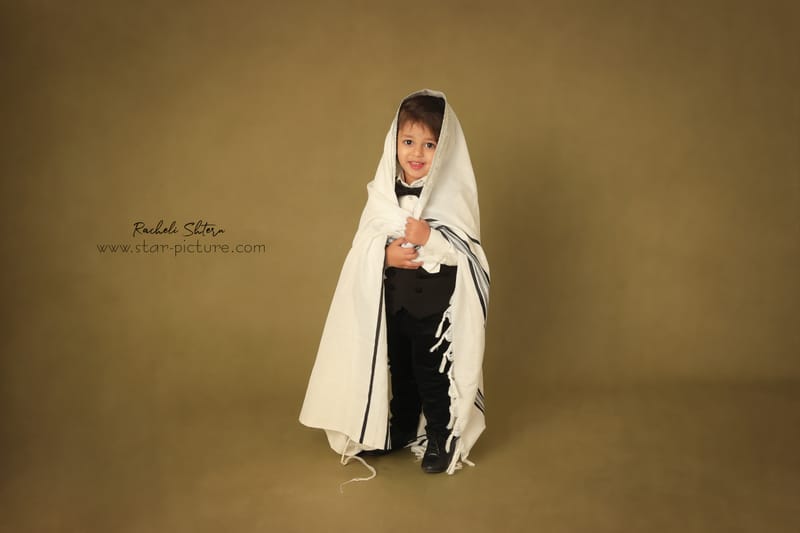 הרגע הזה שהוא עדיין שובב ותינוק , רגע לפני שהוא הופך להיות גבר קטן...