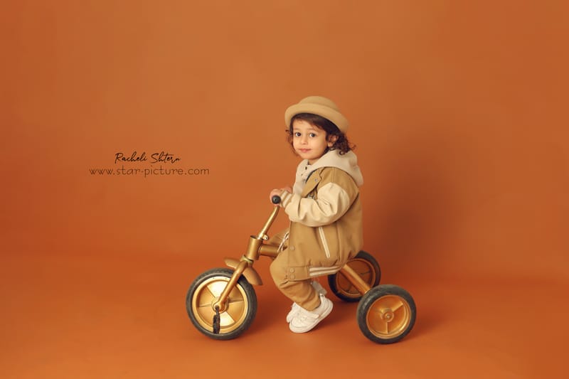 הרגע הזה שהוא עדיין שובב ותינוק , רגע לפני שהוא הופך להיות גבר קטן...