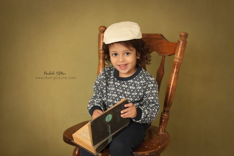 הרגע הזה שהוא עדיין שובב ותינוק , רגע לפני שהוא הופך להיות גבר קטן...