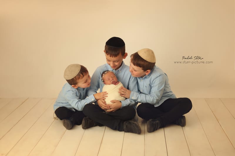 ניו בורן עם אחים והורים