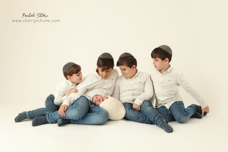 ניו בורן עם אחים והורים