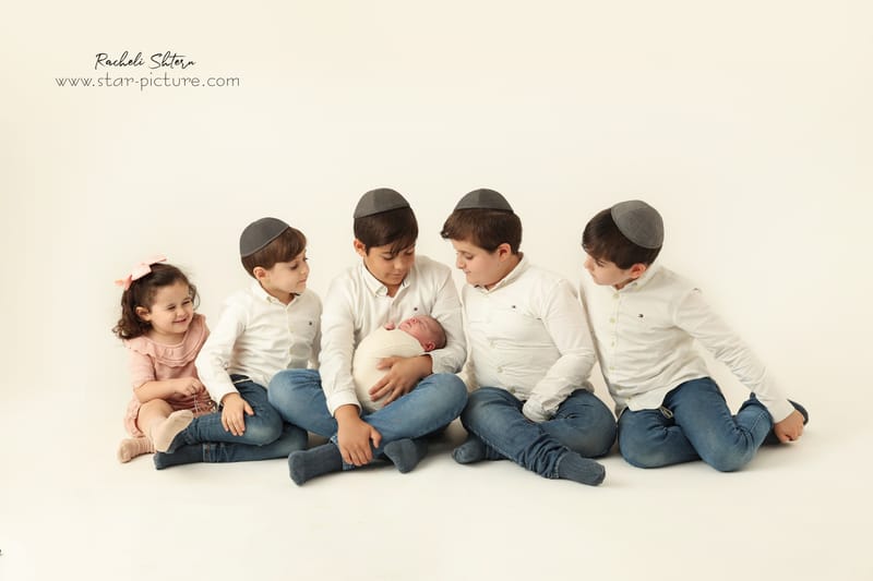 ניו בורן עם אחים והורים