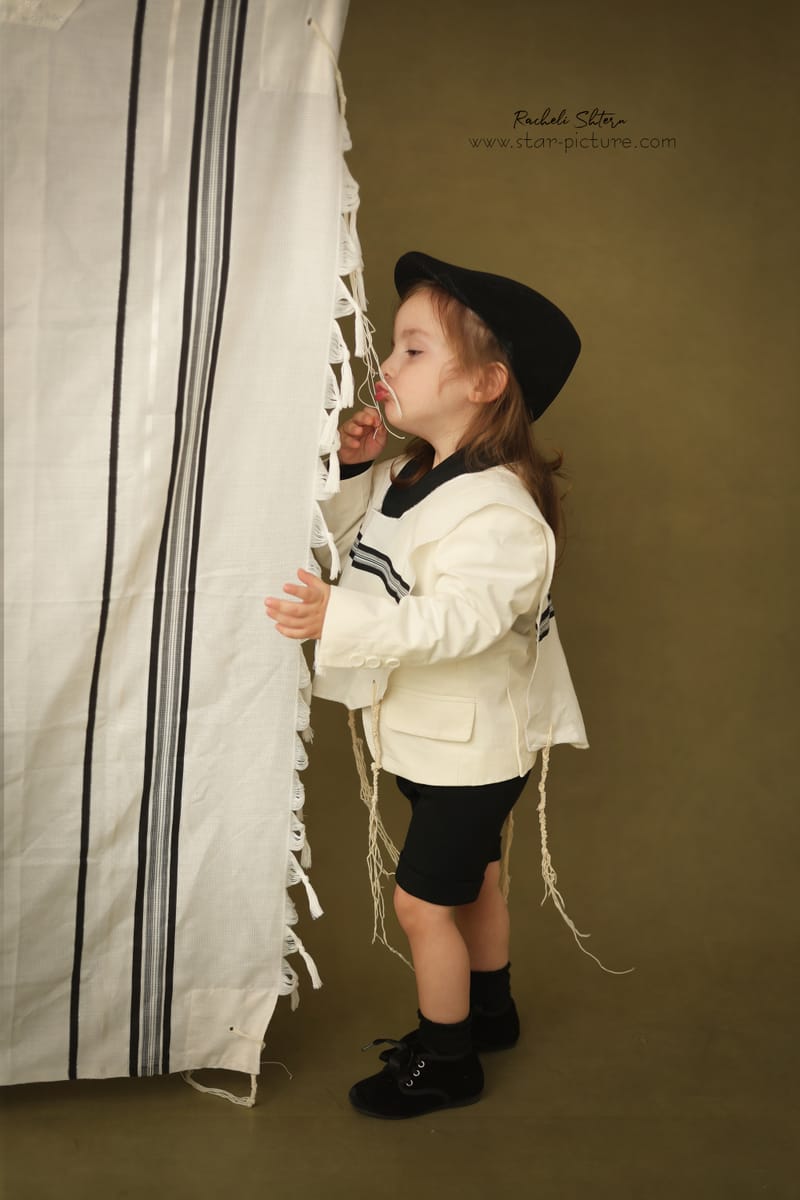 הרגע הזה שהוא עדיין שובב ותינוק , רגע לפני שהוא הופך להיות גבר קטן...