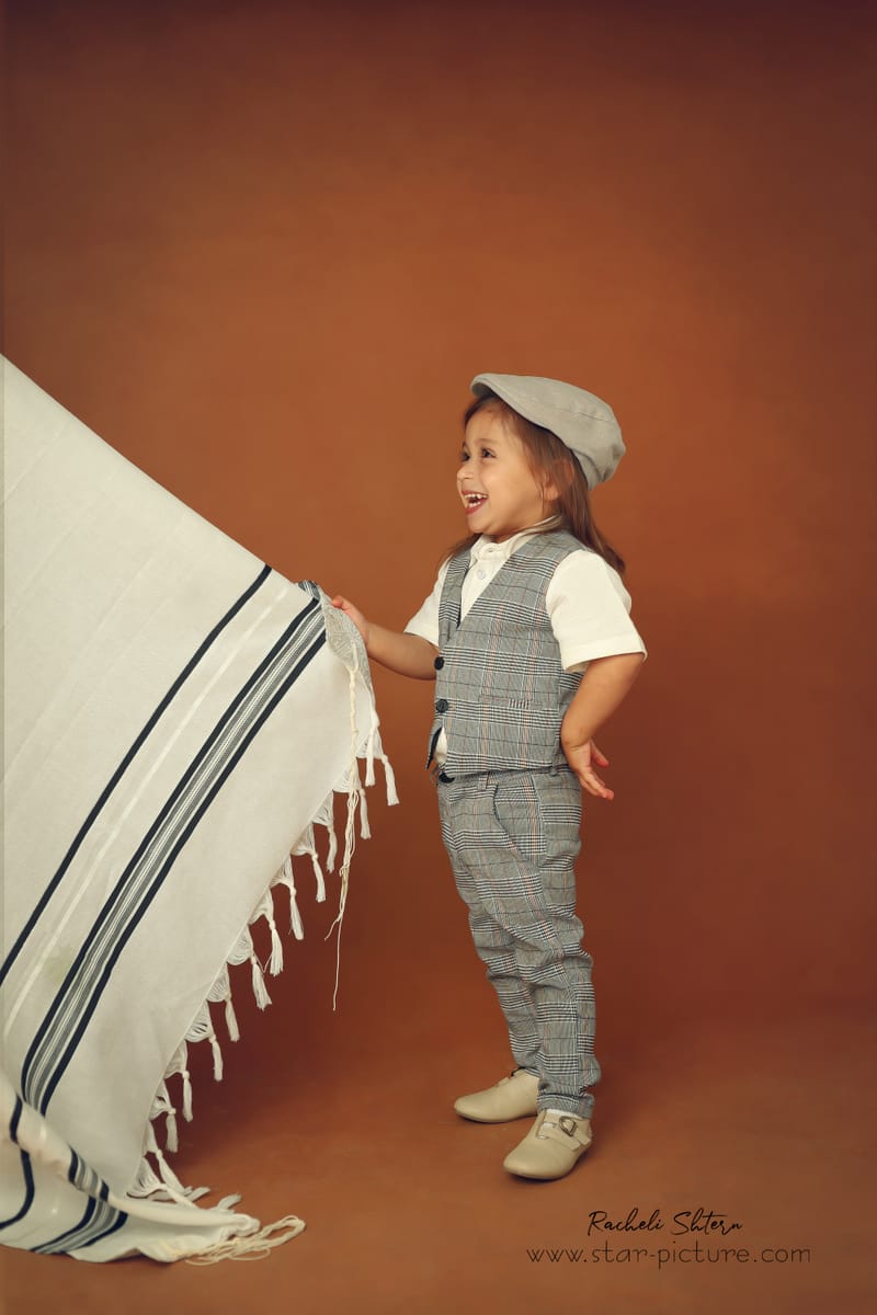 הרגע הזה שהוא עדיין שובב ותינוק , רגע לפני שהוא הופך להיות גבר קטן...