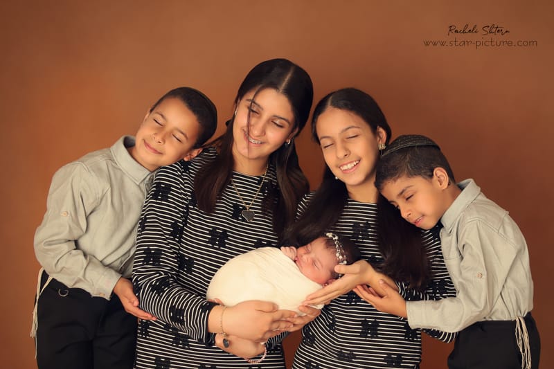 ניו בורן עם אחים והורים