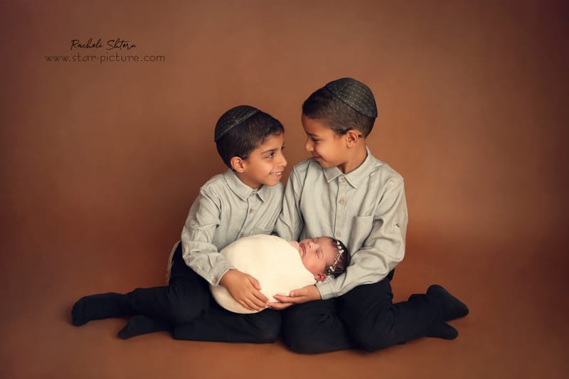 ניו בורן עם אחים והורים