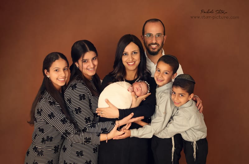 ניו בורן עם אחים והורים