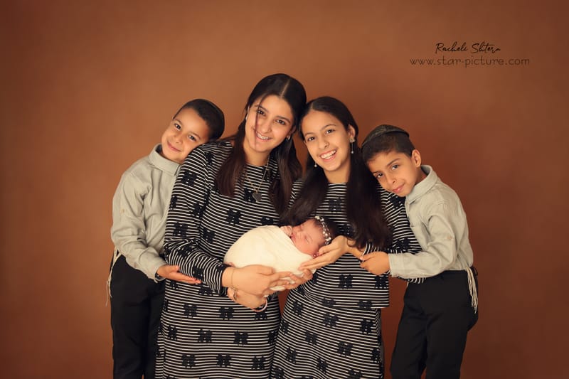 ניו בורן עם אחים והורים