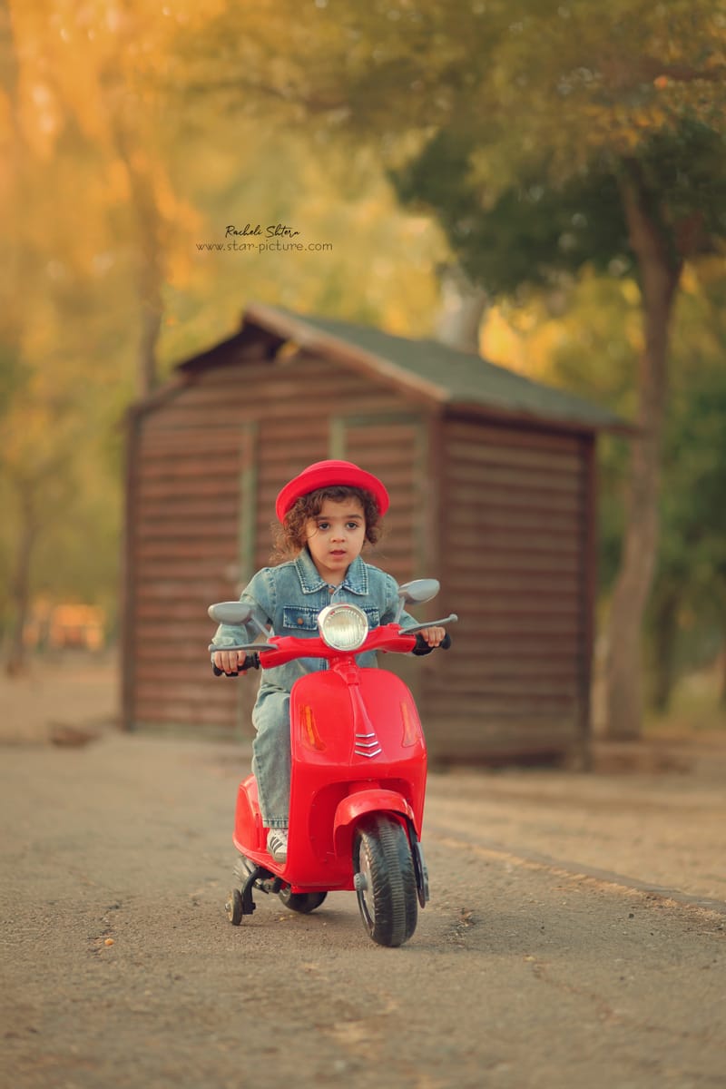 הטוהר הזה של הבונבון שבגזירת תלתל נהיה גבר קטן