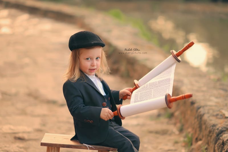 הטוהר הזה של הבונבון שבגזירת תלתל נהיה גבר קטן