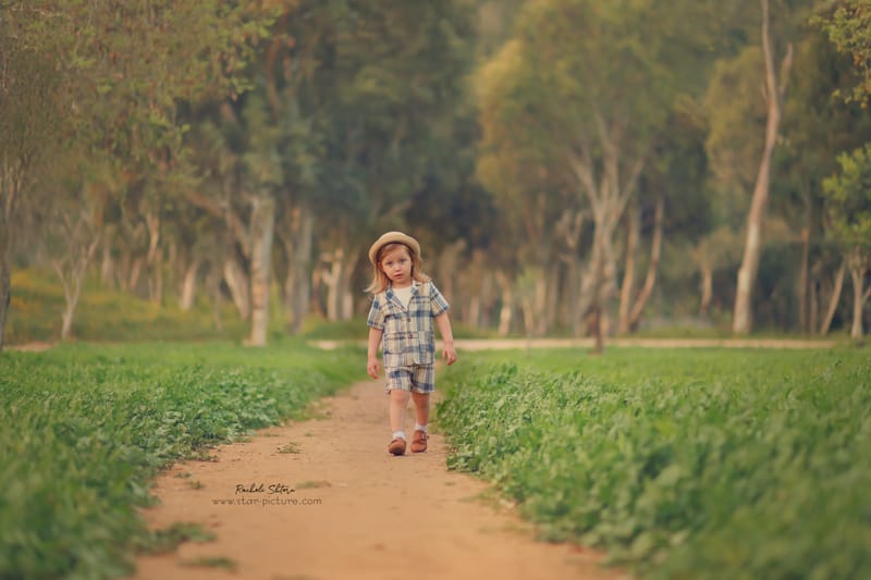 הטוהר הזה של הבונבון שבגזירת תלתל נהיה גבר קטן