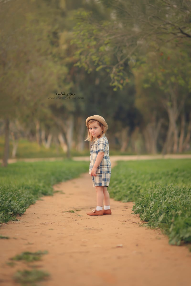 הטוהר הזה של הבונבון שבגזירת תלתל נהיה גבר קטן