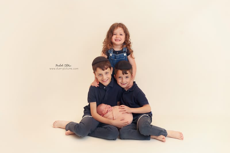 ניו בורן עם אחים והורים