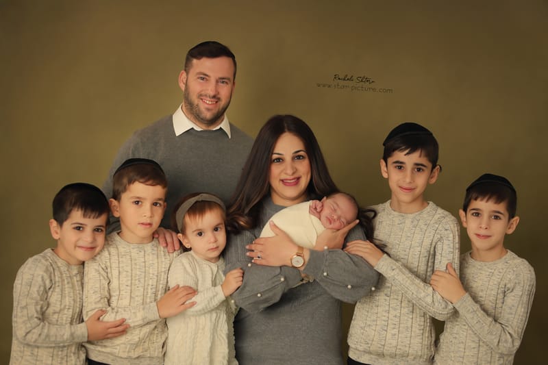 ניו בורן עם אחים והורים