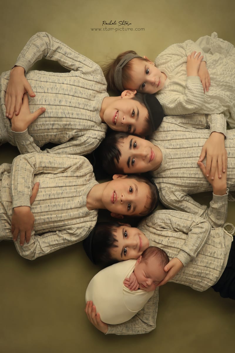 ניו בורן עם אחים והורים