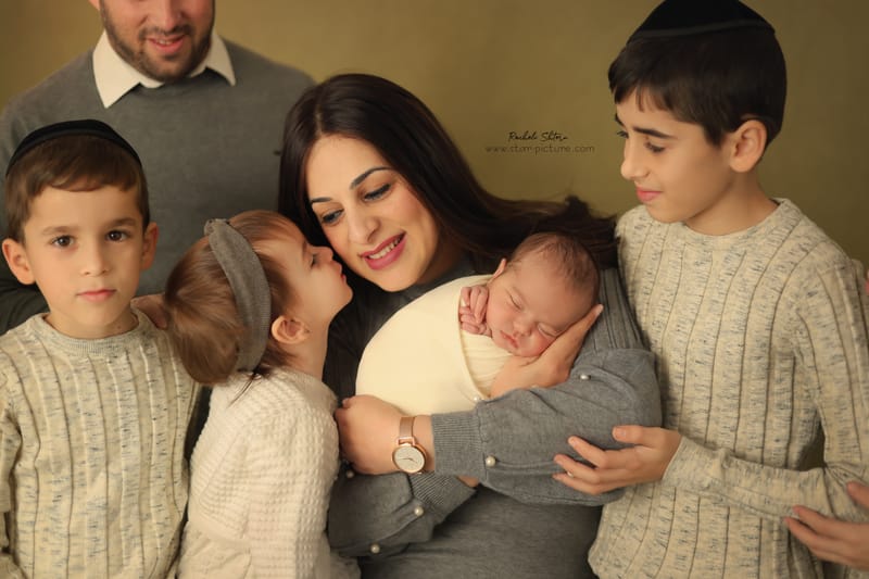 ניו בורן עם אחים והורים