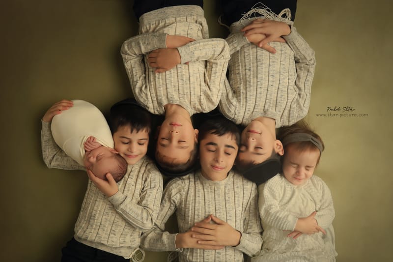 ניו בורן עם אחים והורים