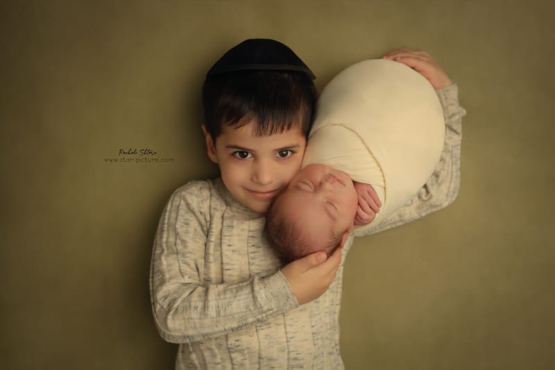 ניו בורן עם אחים והורים