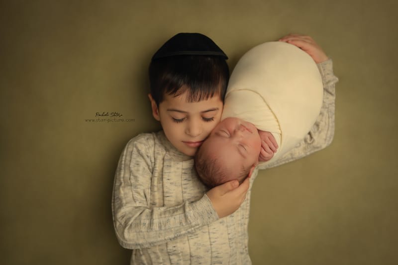 ניו בורן עם אחים והורים