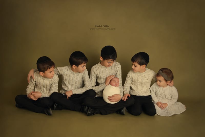 ניו בורן עם אחים והורים