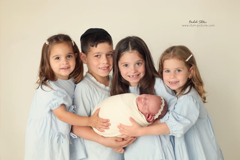 ניו בורן עם אחים והורים