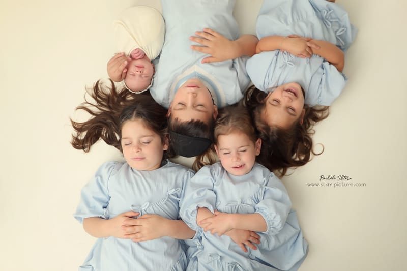 ניו בורן עם אחים והורים