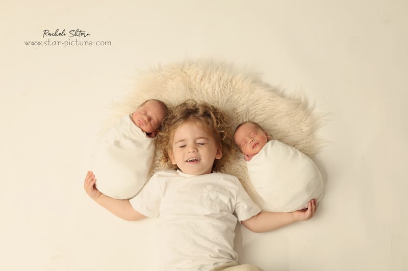 ניו בורן עם אחים והורים