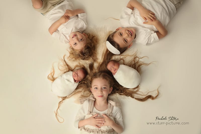 ניו בורן עם אחים והורים