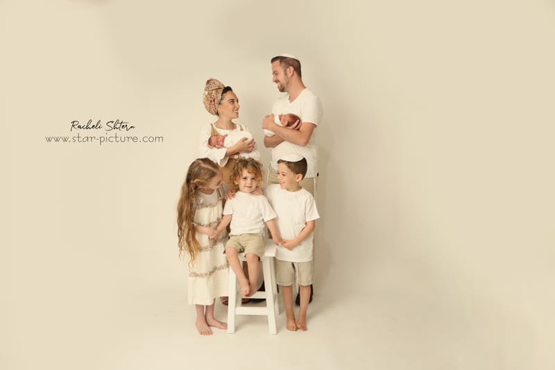 ניו בורן עם אחים והורים