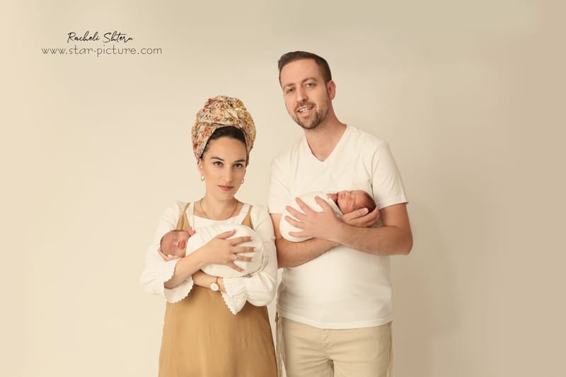 ניו בורן עם אחים והורים