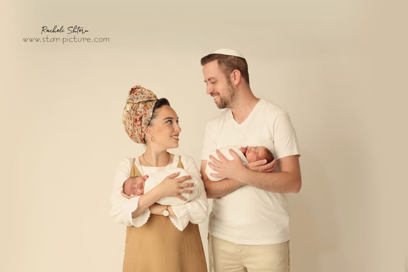 ניו בורן עם אחים והורים