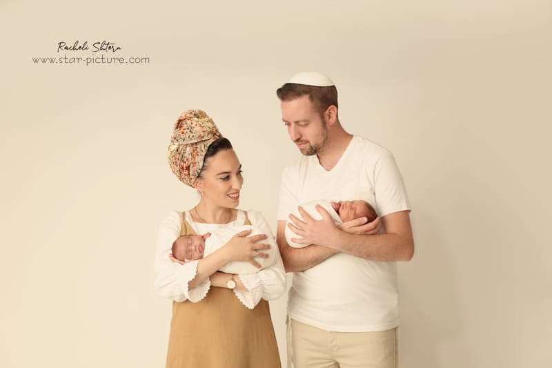 ניו בורן עם אחים והורים