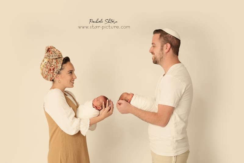 ניו בורן עם אחים והורים