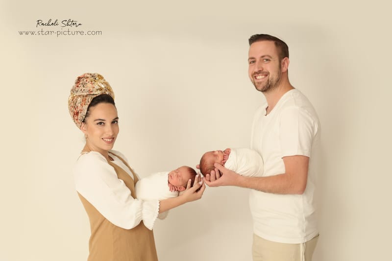 ניו בורן עם אחים והורים