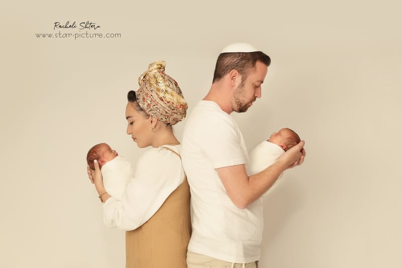 ניו בורן עם אחים והורים