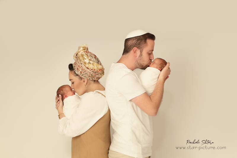 ניו בורן עם אחים והורים