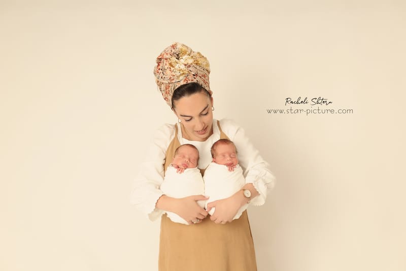 ניו בורן עם אחים והורים