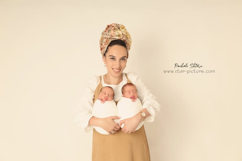 ניו בורן עם אחים והורים