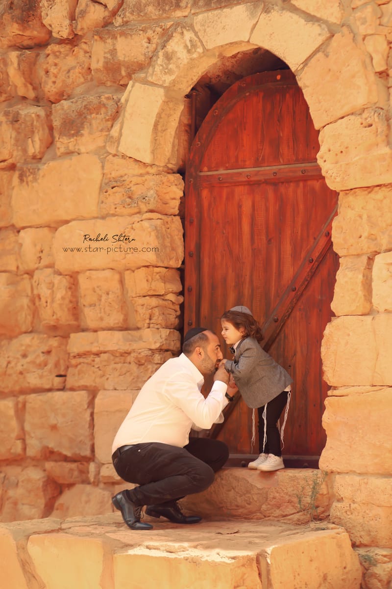 הטוהר הזה של הבונבון שבגזירת תלתל נהיה גבר קטן