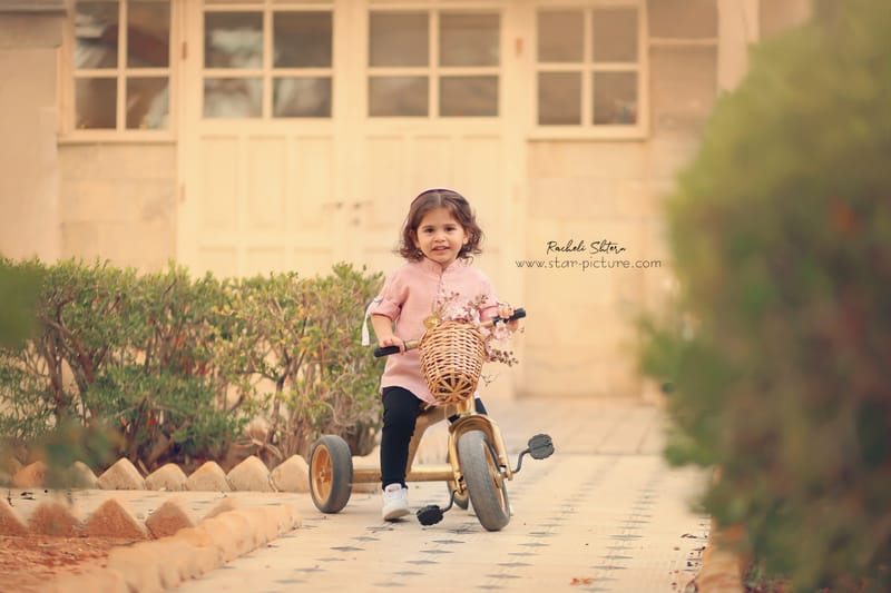 הטוהר הזה של הבונבון שבגזירת תלתל נהיה גבר קטן