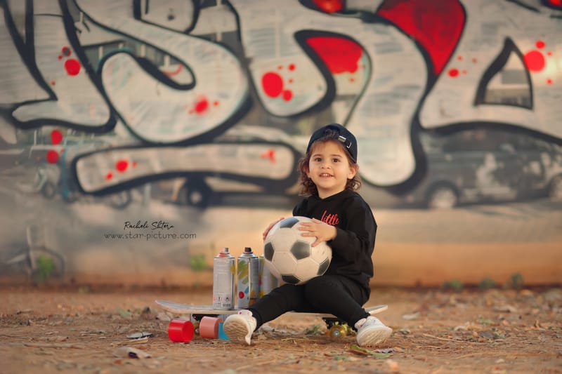 הטוהר הזה של הבונבון שבגזירת תלתל נהיה גבר קטן