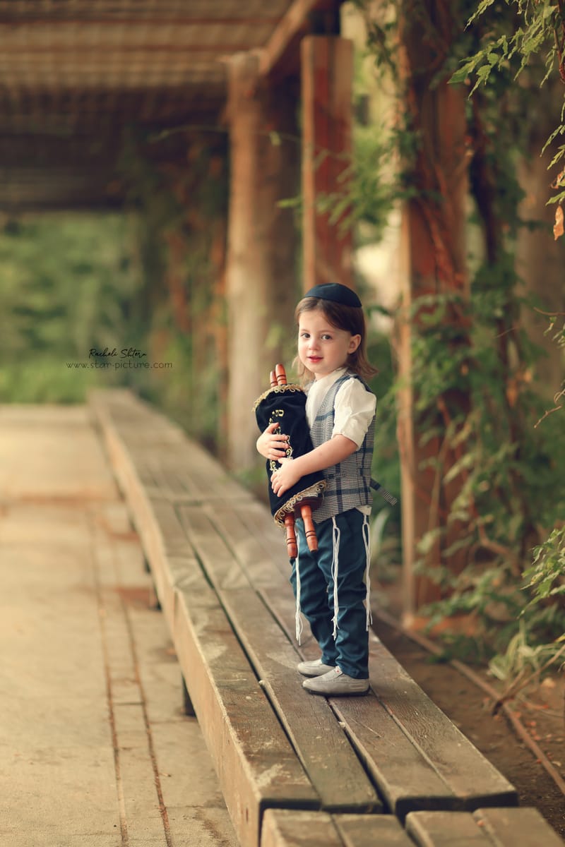 הטוהר הזה של הבונבון שבגזירת תלתל נהיה גבר קטן