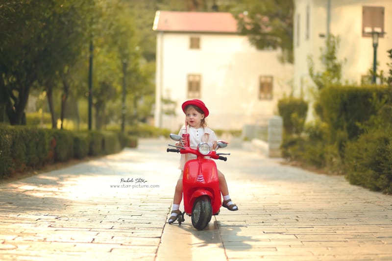 הטוהר הזה של הבונבון שבגזירת תלתל נהיה גבר קטן