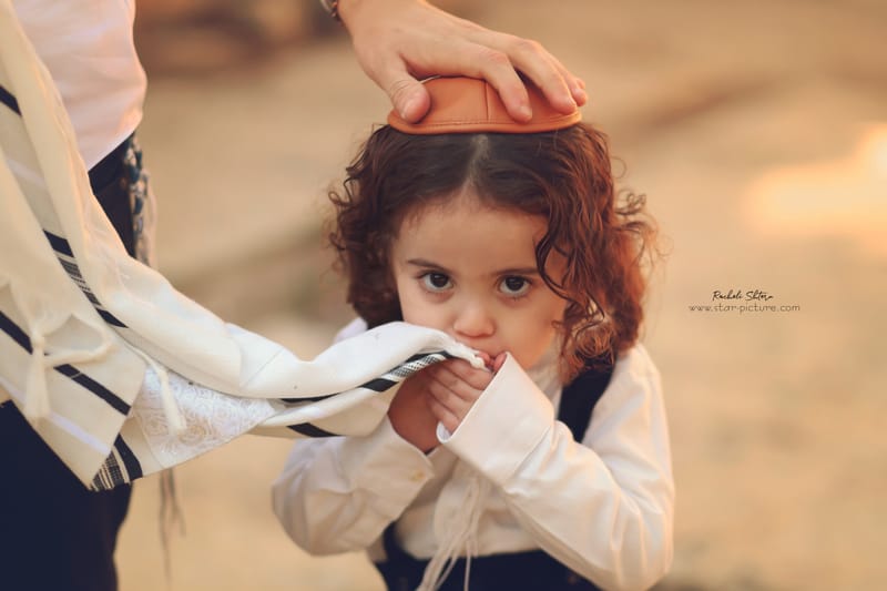 הטוהר הזה של הבונבון שבגזירת תלתל נהיה גבר קטן