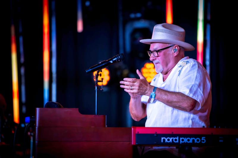 WAVE7 Creatives frames the rhythm of Curaçao