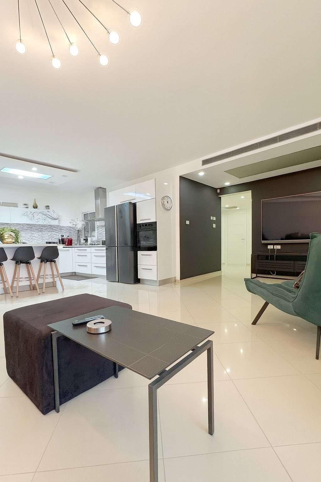 רחוב בן אהרון המבוקש, קומה 7 מתוך 9 – דירת 4 חדרים מרווחת במיוחד