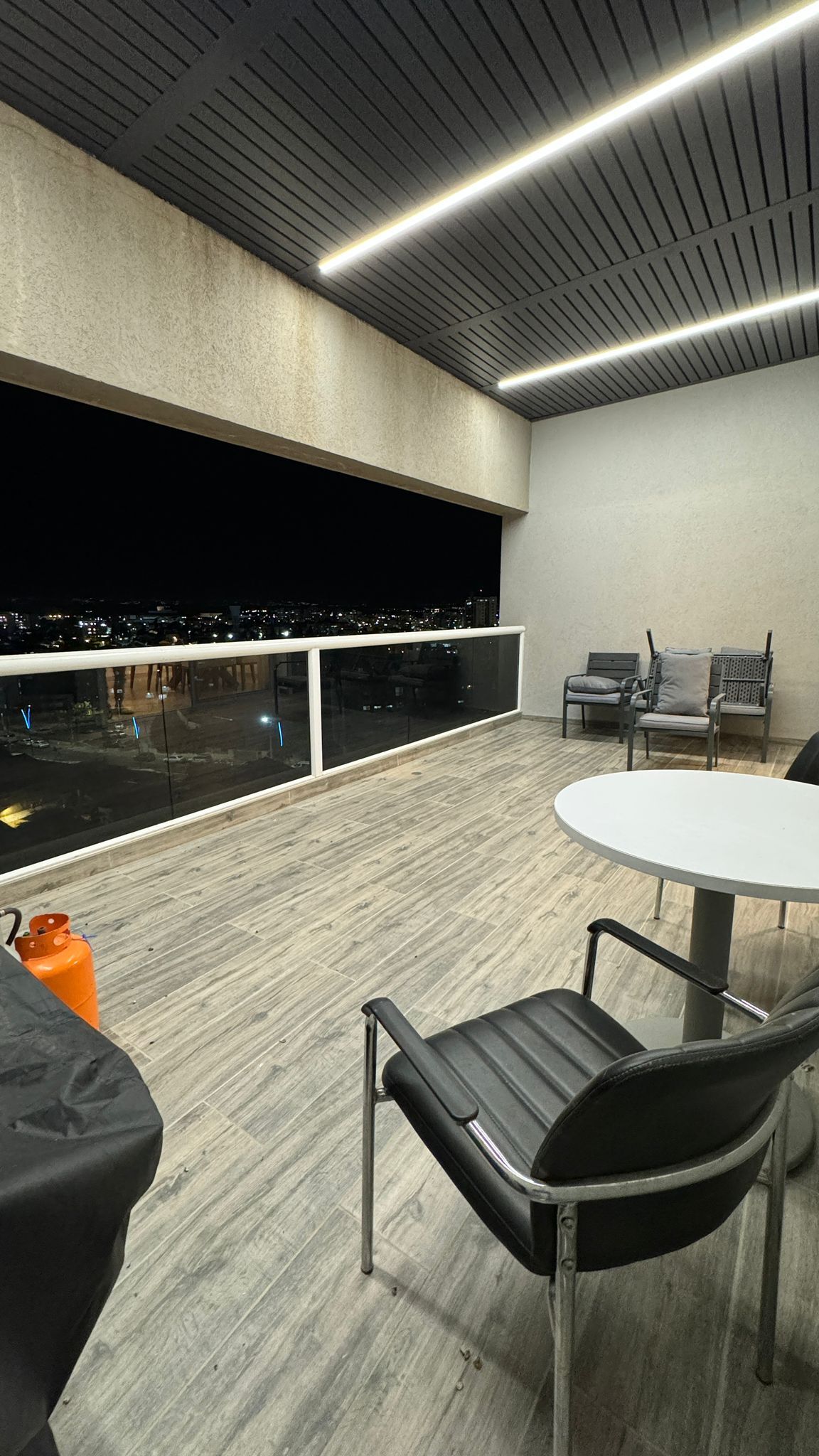 "Mini Penthouse" 4 rooms on Ben Aharon Street, Kiryat Malachi. 1,970,000 NIS