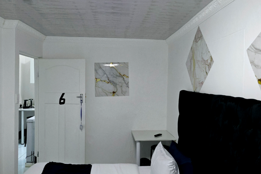 2-Sleeper | Barnard 6 | R750/night