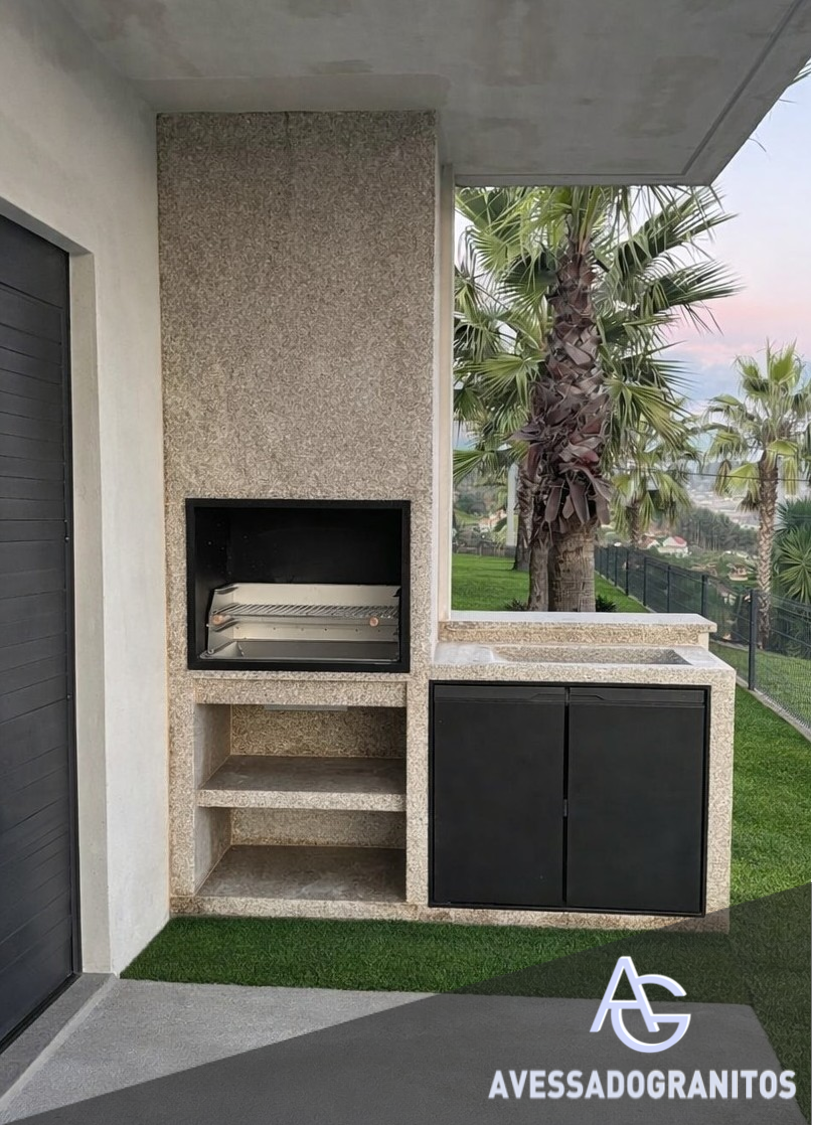 Churrasqueira em granito amarelo.