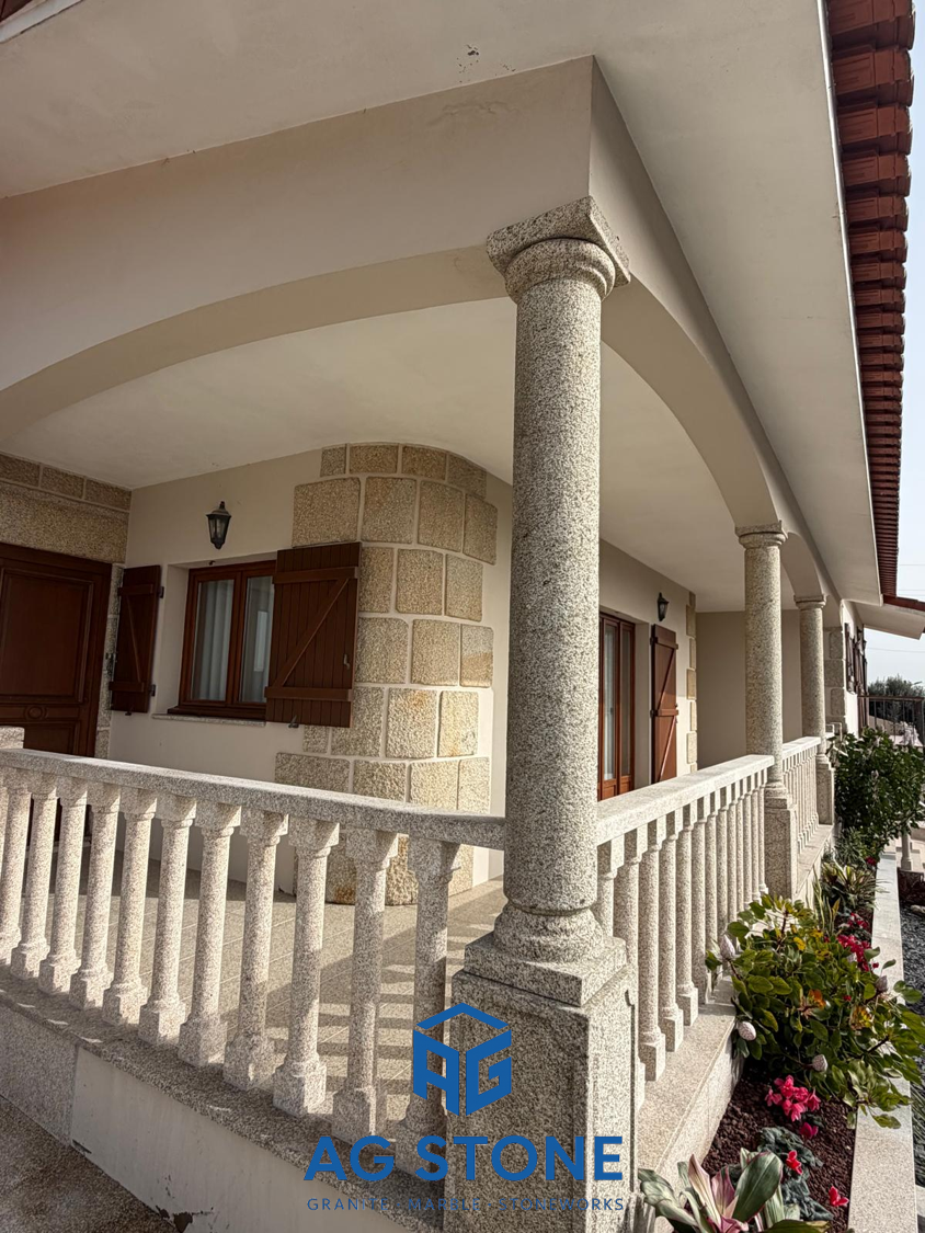 Balaústres em granito amarelo